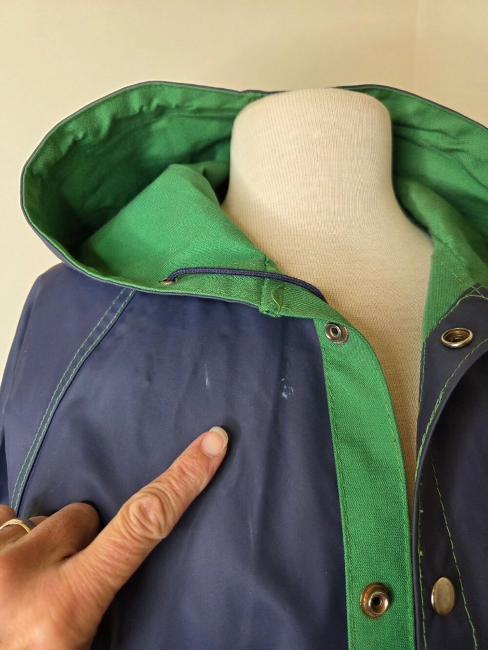 Womens VTG Hooded Vinyl Raincoat L Reversable Navy Canvas Green Snaps pockets - Picture 3 of 10